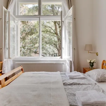 Sunny Vinohrady Apartment *
