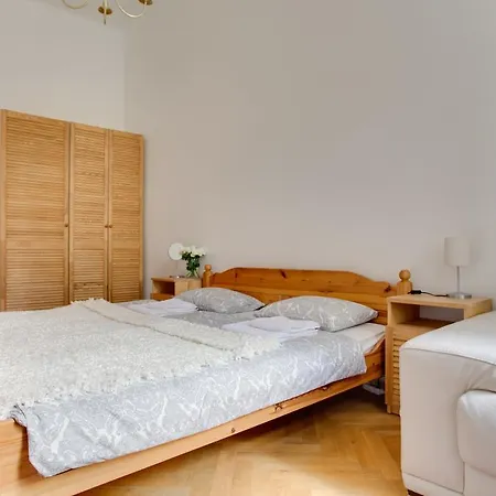 Sunny Vinohrady Apartment *