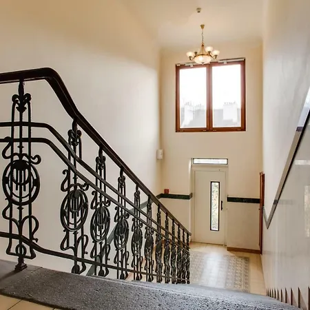 Sunny Vinohrady Apartment *